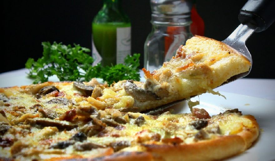 Leckere Steinofen Pizza wie bei der Pizzeria Capriccio mit italienischen Essen in Werl.